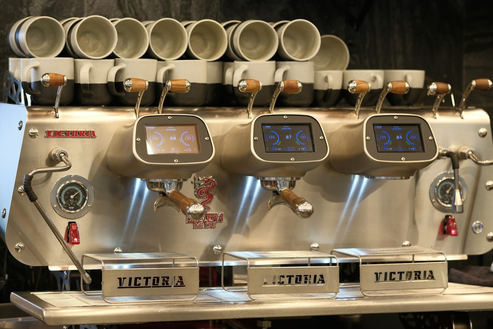 Profi-Espressomaschine mit drei Brühgruppen in einem Café