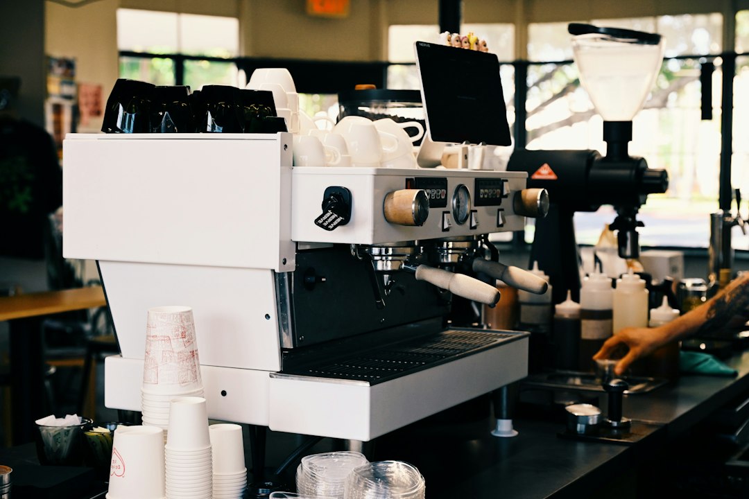 Barista bereitet an der Siebträgermaschine Kaffee zu: woran man ein gutes Specialty-Café erkennt