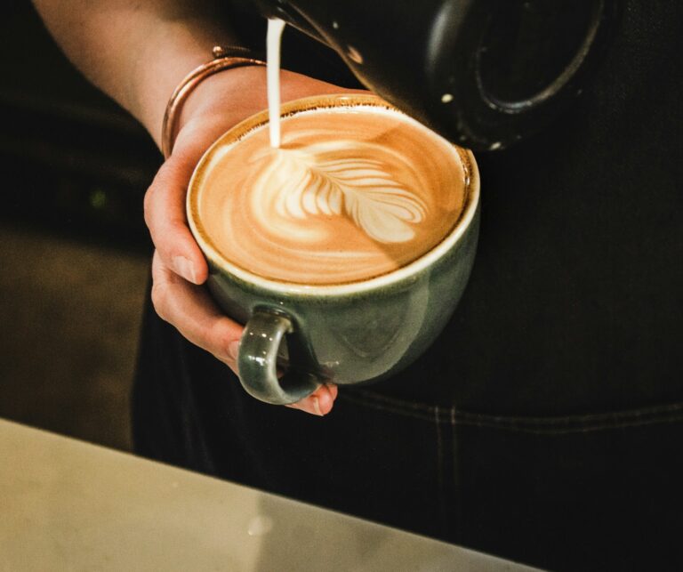 Kaffee-Preisatlas 2026: Was Espresso, Cappuccino und Latte wirklich kosten Barista bereitet ein Kaffeegetränk zu, Symbolfoto zum Kaffee-Preisvergleich