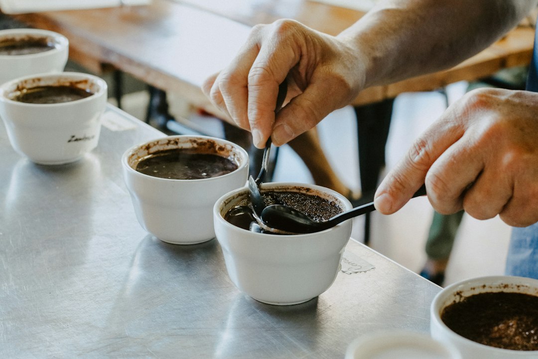 Cupping zu Hause: Kaffee wird in einer Verkostungstasse mit dem Löffel umgerührt