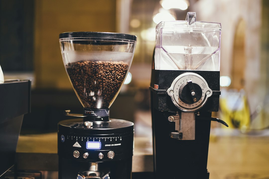 Elektrische Kaffeemühle mahlt frische Kaffeebohnen