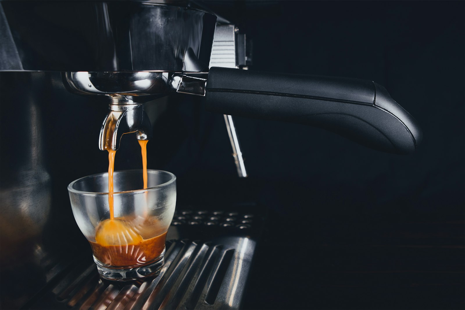 Espresso einstellen: Espresso läuft aus einer Siebträgermaschine in eine Tasse