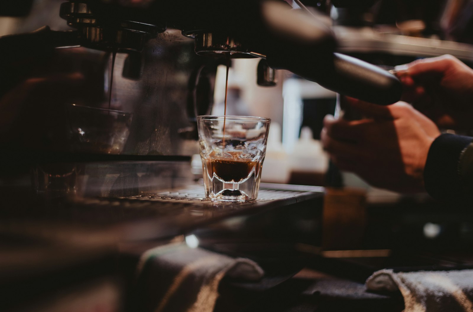 Espresso läuft aus dem Siebträger in eine Tasse