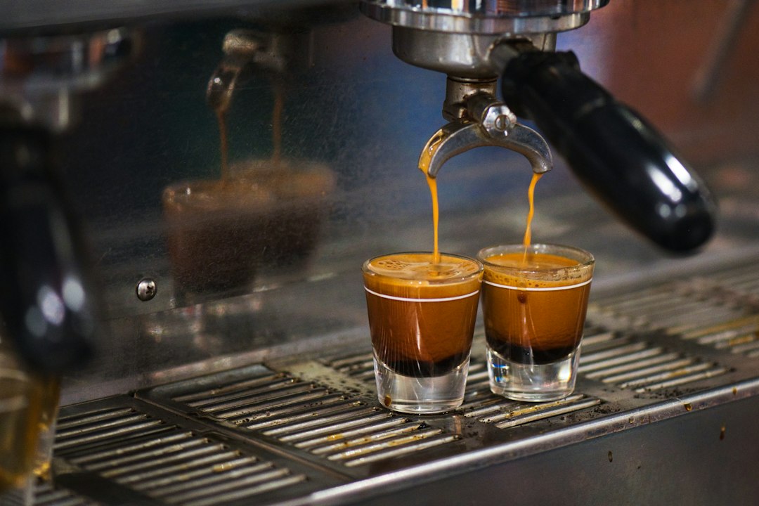 Doppelter Espressobezug aus einer Siebträgermaschine, wie er auch bei der World Barista Championship zum Pflichtprogramm gehört