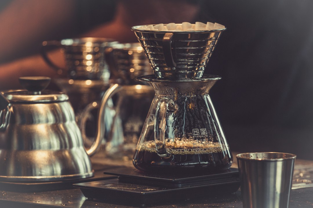 Handfilter im Vergleich: Filterkaffee läuft in einer gläsernen Chemex durch den Papierfilter