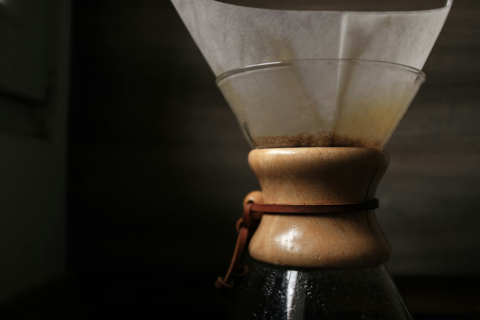 Gefilterter Kaffee in einer Chemex; Nanofilter zum Entkoffeinieren setzen erst beim fertigen Kaffee an