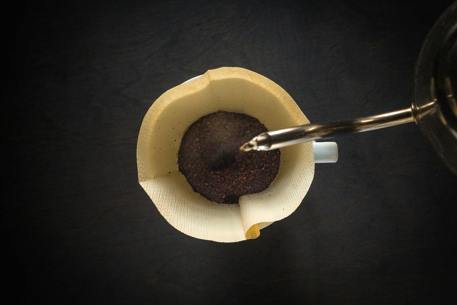 Wasser für Kaffee: Aufguss im Handfilter von oben fotografiert
