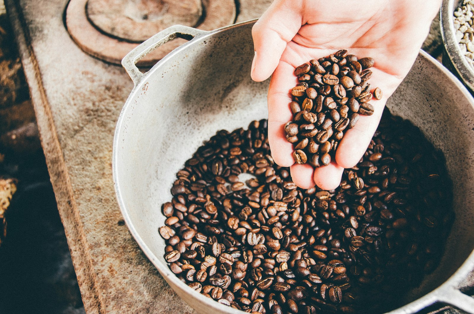 Kaffee selbst rösten: Kaffeebohnen in einem Stahlwok