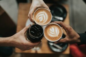 Tassen Kaffee auf dem Tisch als Symbolfoto zur Studie über Kaffee und kognitive Gesundheit