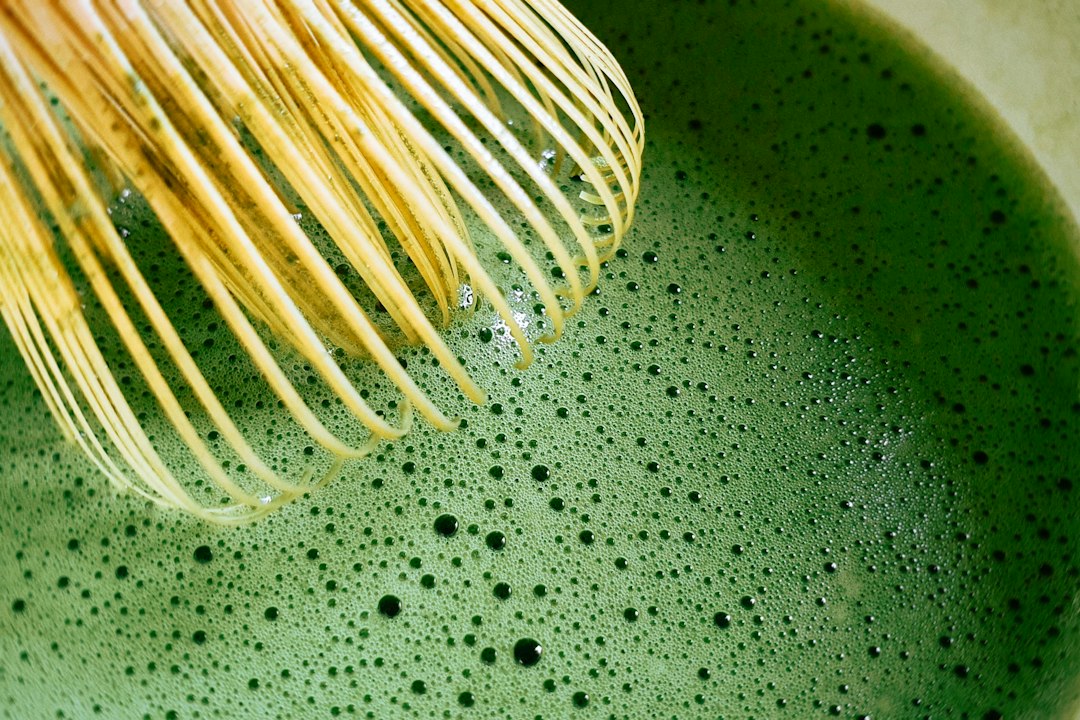Matcha in einer Teeschale mit Bambusbesen (Chasen)