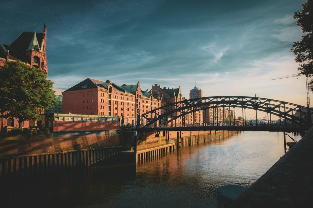 Historische Speicherstadt im Hamburger Hafen bei Sonnenuntergang: Specialty Coffee in Hamburg