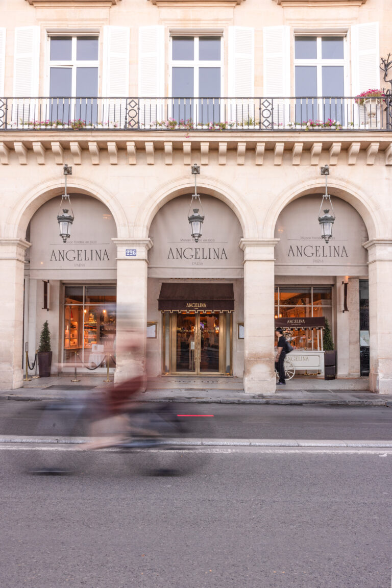 Fassade von Angelina unter den Arkaden der Rue de Rivoli 226 mit dem Schriftzug „Maison fondée en 1903“