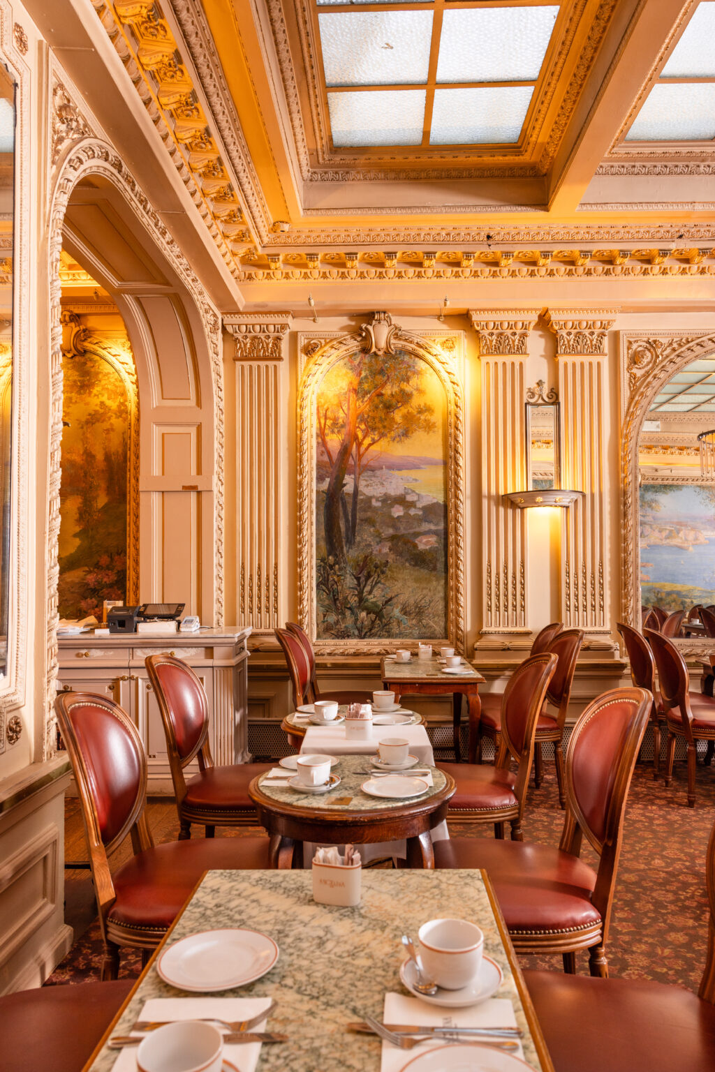 Salon de thé von Angelina mit Stuck, Säulen und großen Landschafts-Wandgemälden