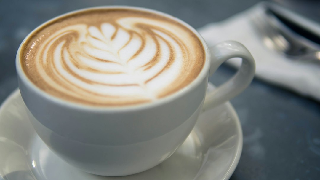 Cappuccino mit Latte Art aus feinporigem Milchschaum
