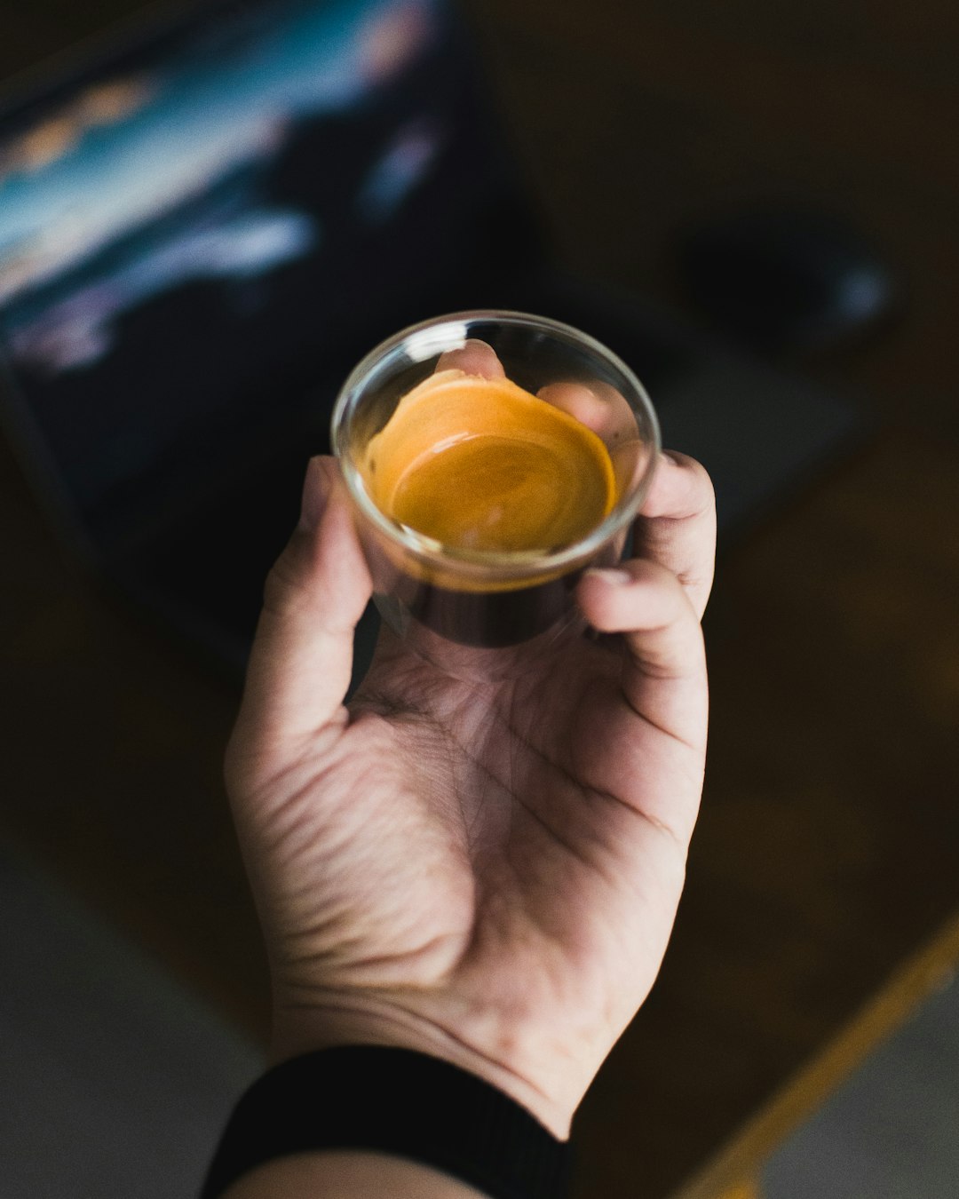 Doppelter Espresso mit Crema; ob Arabica oder Robusta im Blend steckt, prägt Körper und Crema