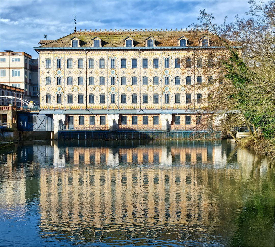 Das Mühlengebäude der ehemaligen Schokoladenfabrik Menier in Noisiel an der Marne