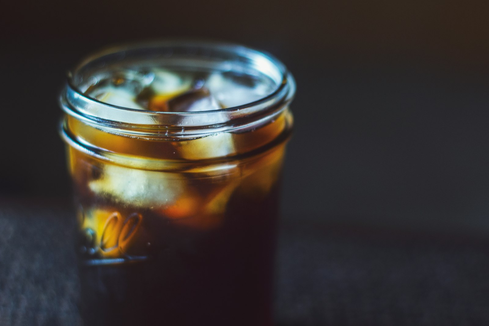 Glas mit Iced Coffee und Eiswürfeln