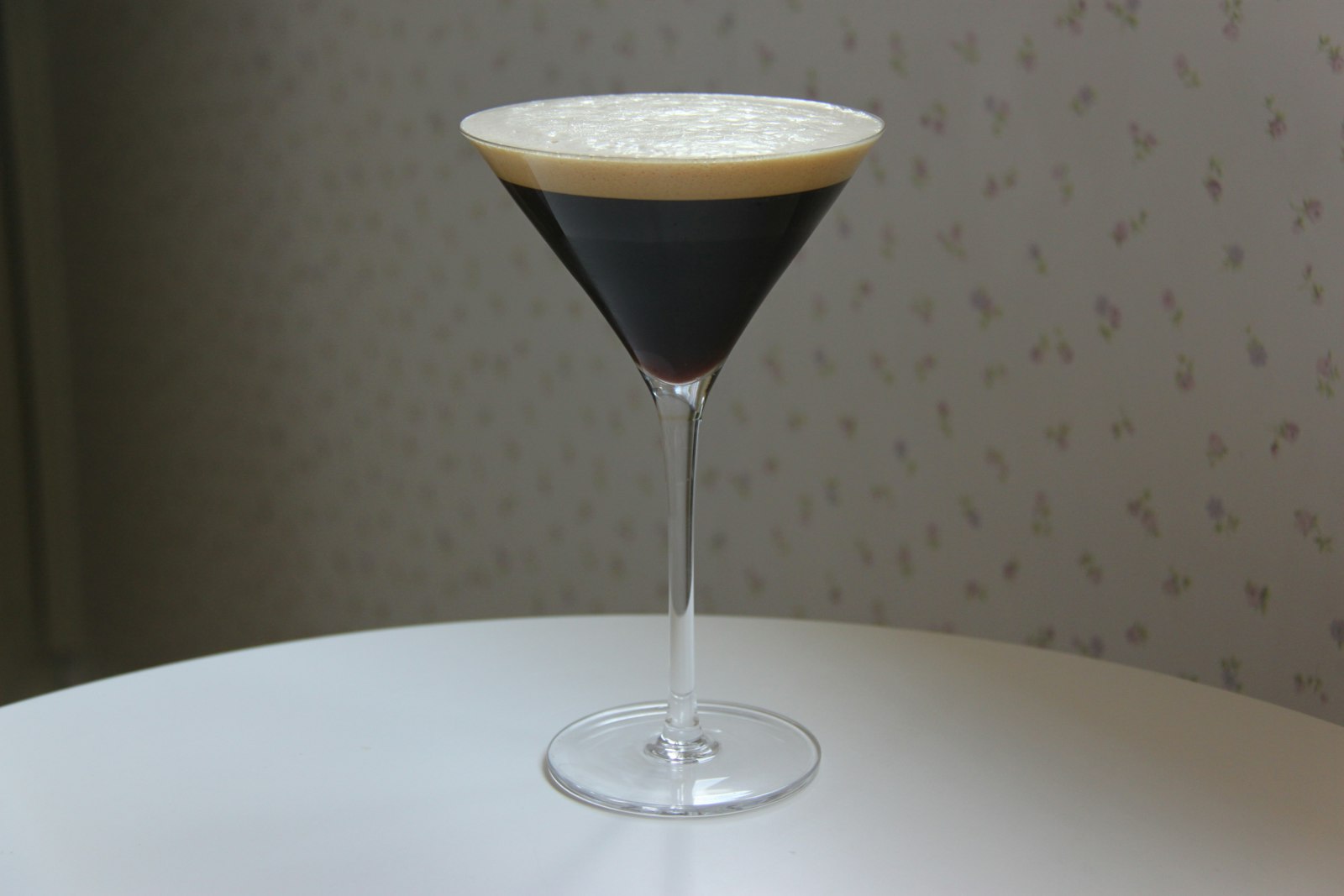 Espresso Martini im Cocktailglas mit Schaumhaube