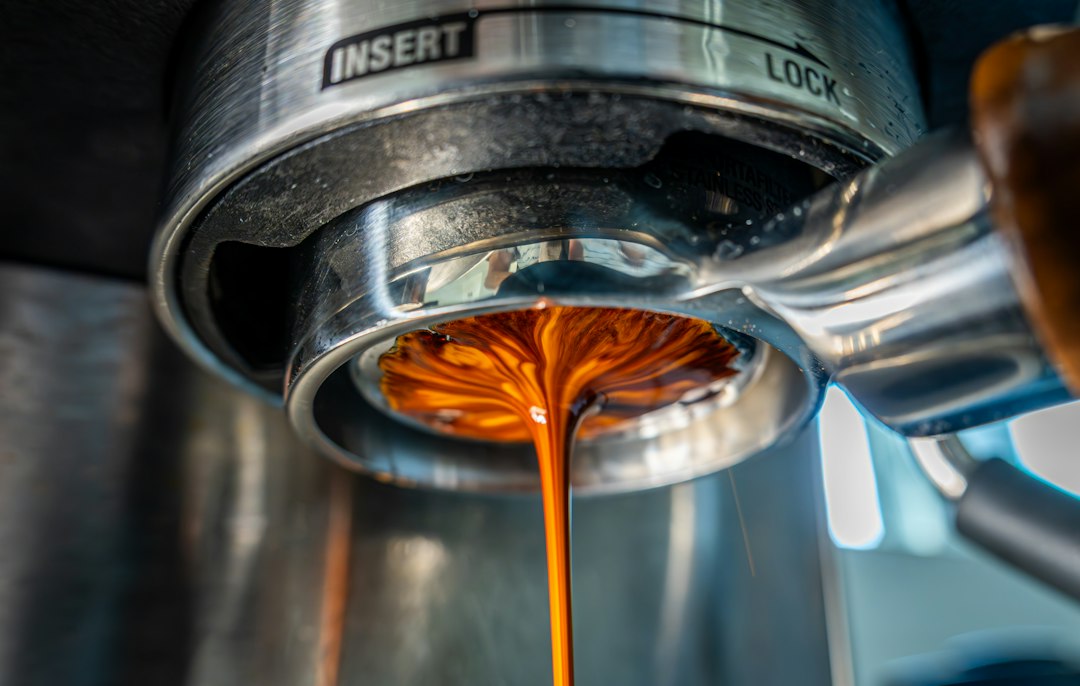 Espresso läuft aus dem Siebträger einer Espressomaschine in die Tasse