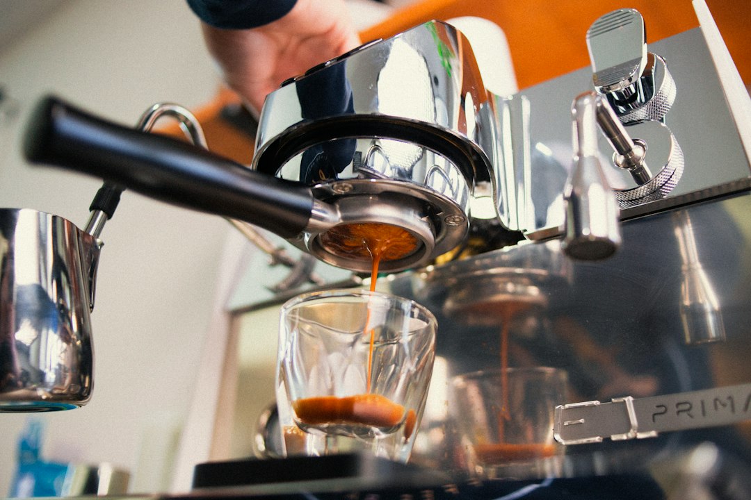 Ein Espresso wird an einer Espressomaschine bezogen