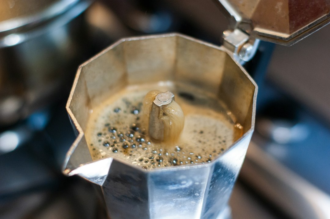 Espressokocher aus Aluminium bei der Zubereitung von Kaffee am Morgen