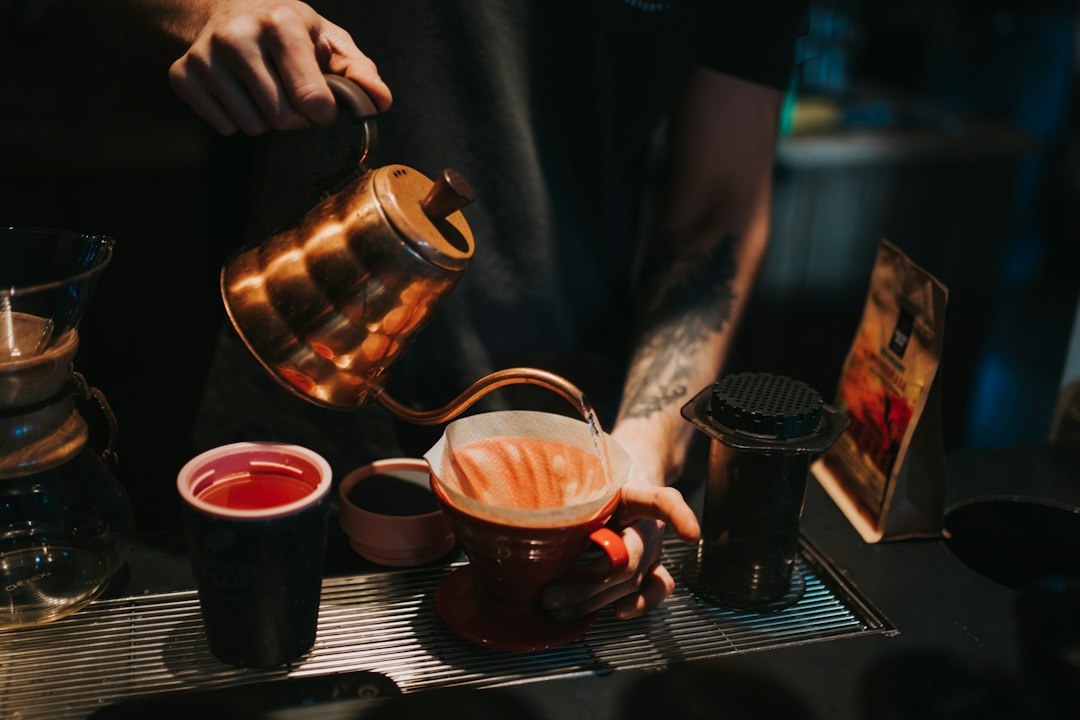 Filterkaffee wird im V60-Handfilter von Hand aufgegossen