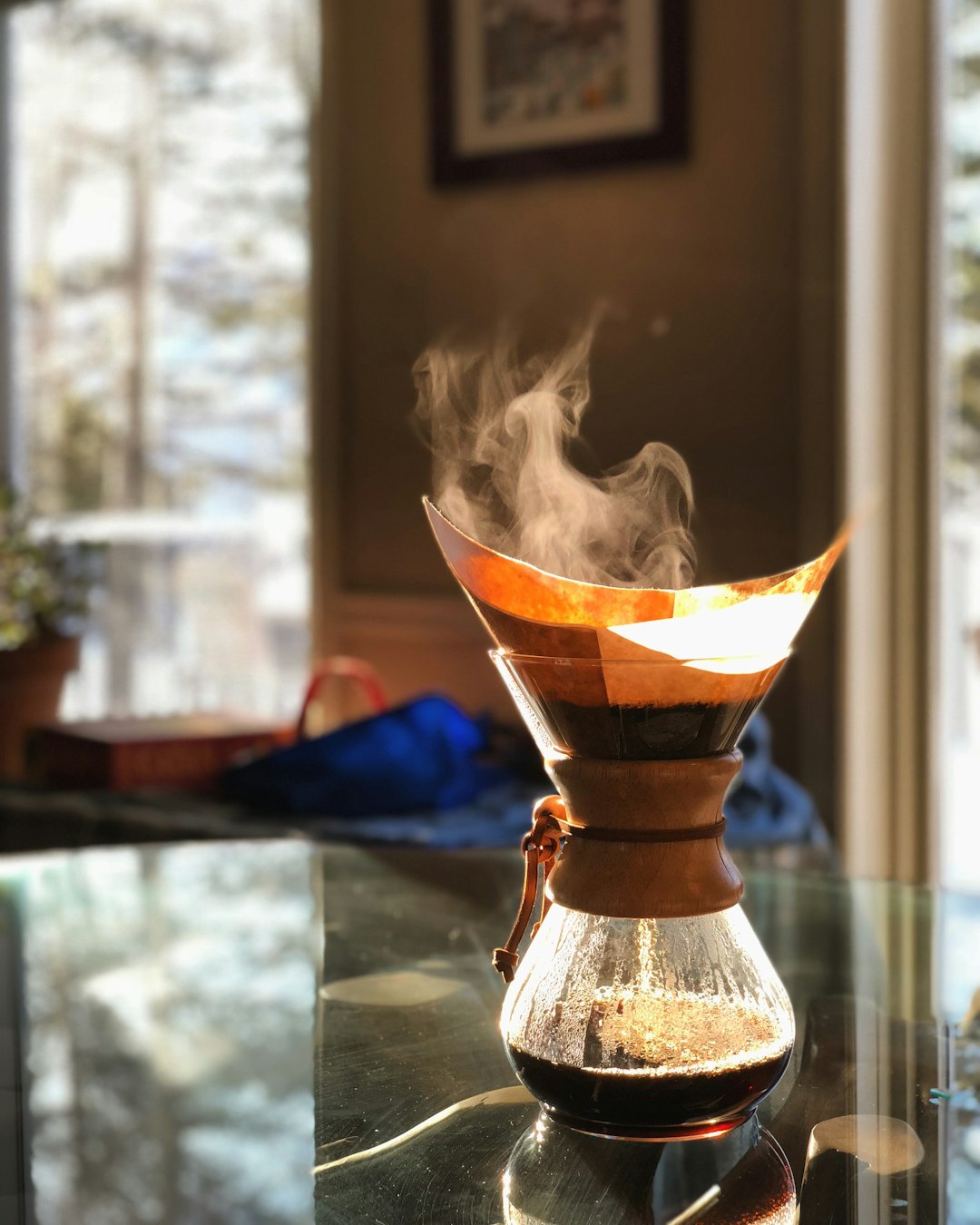 Steaming filter coffee in a Chemex carafe with a paper filter