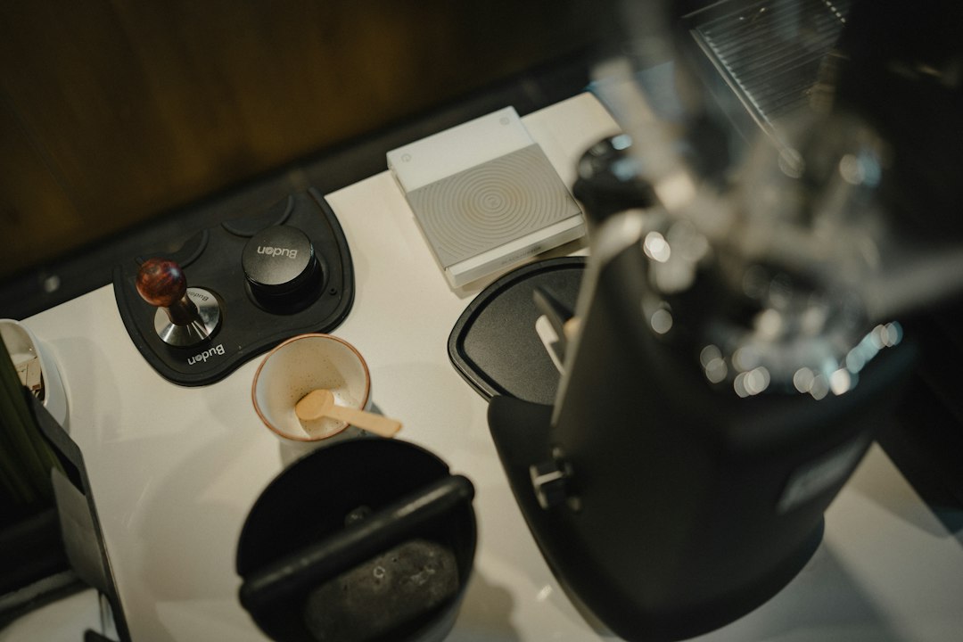 Frisch gebrühter Kaffee in einem gemütlichen, schlicht eingerichteten Café
