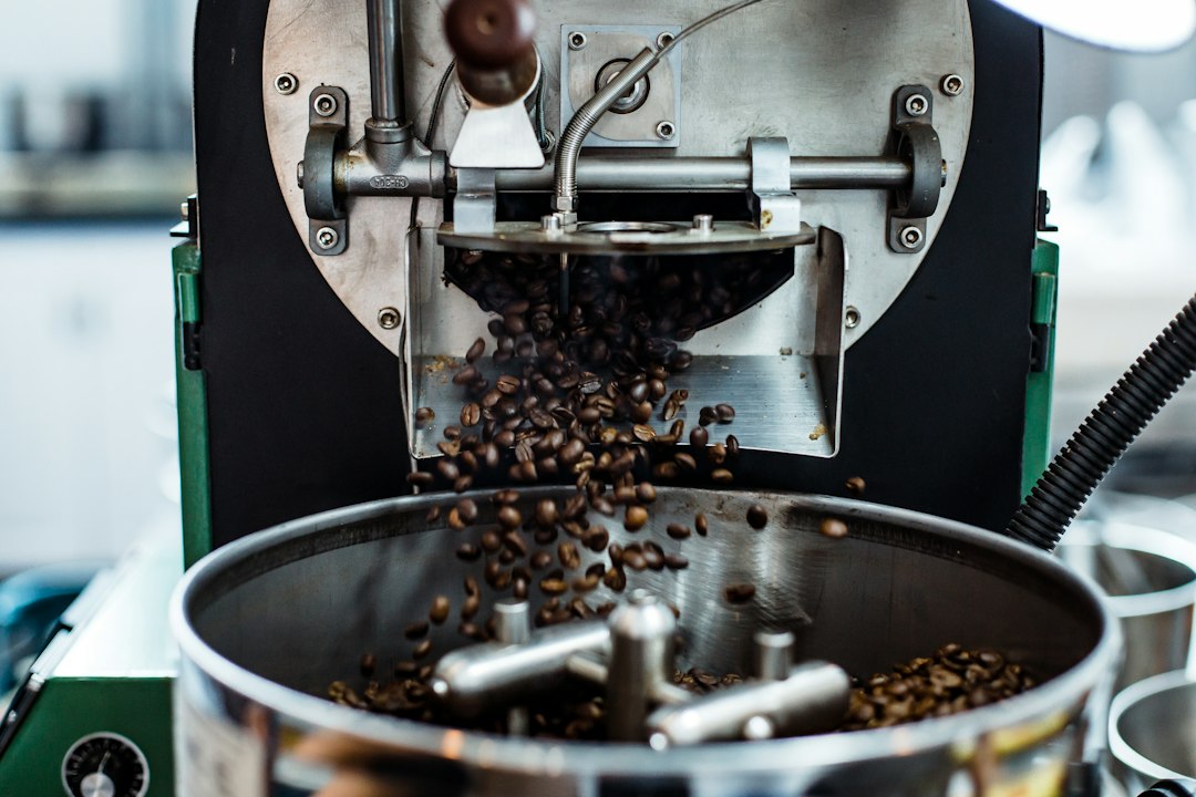 Frisch gemahlener Kaffee rieselt aus dem Auswurf einer Kaffeemühle