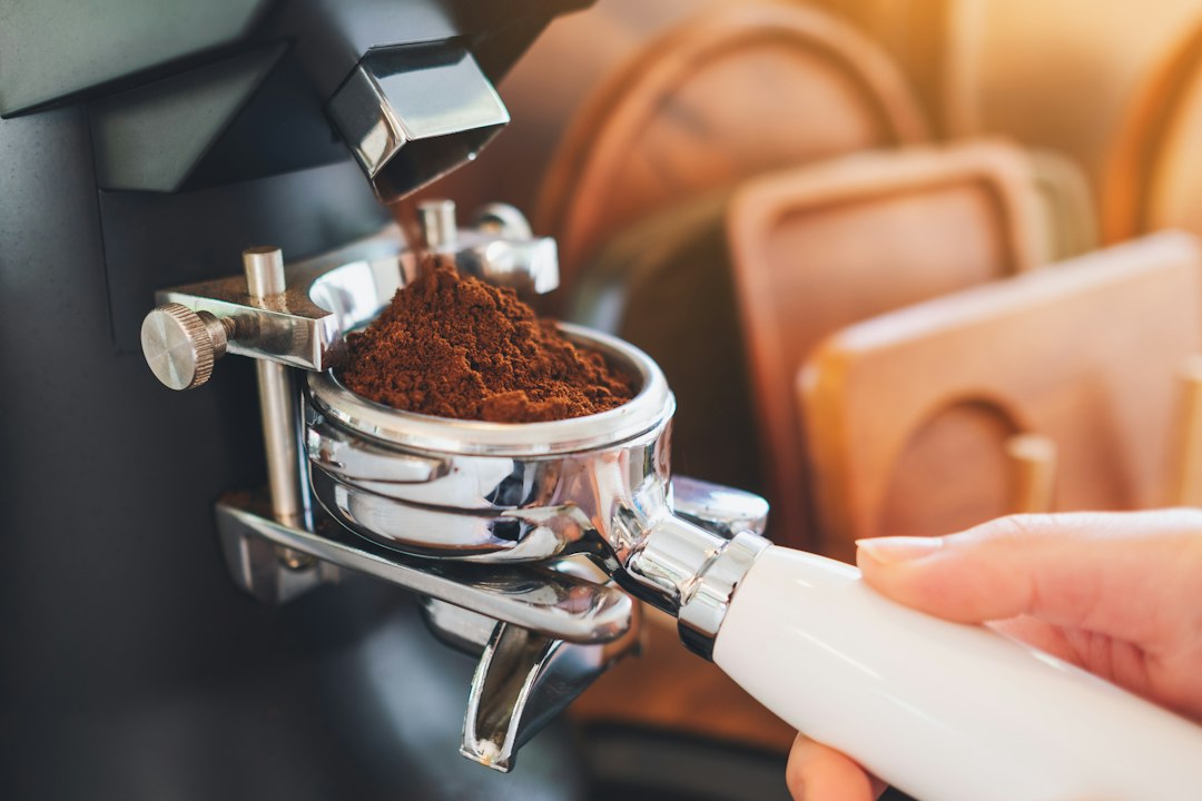 Kaffeemühle mahlt Espresso direkt in den Siebträger