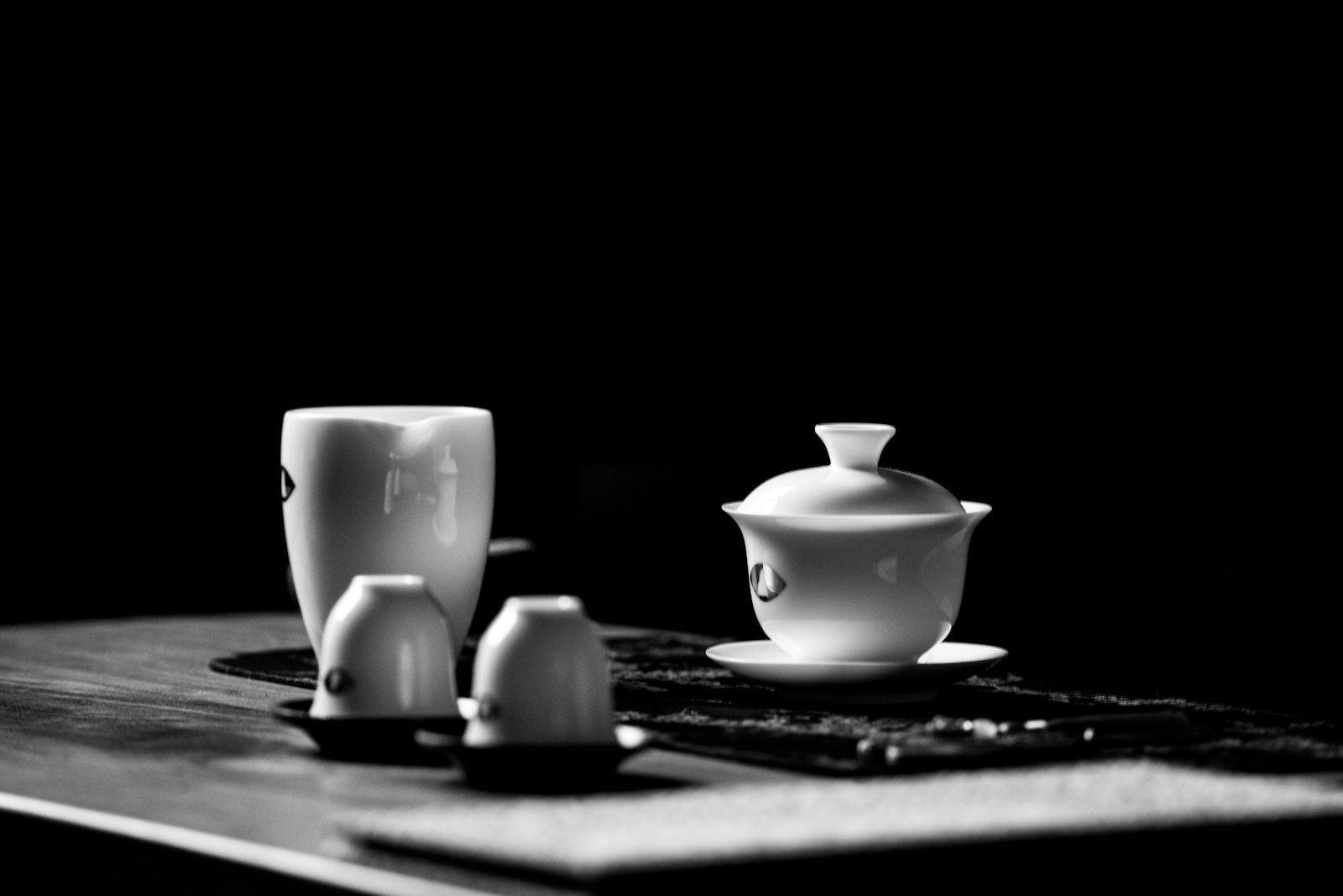 Weißes Porzellan-Teeset mit Gaiwan (Deckelschale) und kleinen Tassen für die Gongfu-Zubereitung