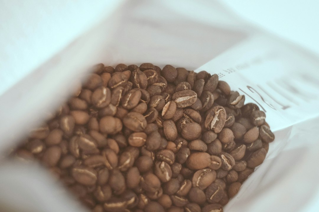 Braune Kaffeebohnen auf weißem Papier