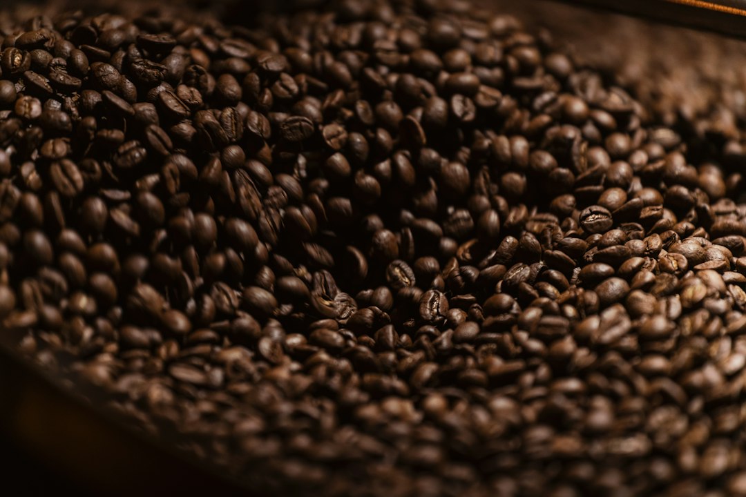 Dunkel geröstete Kaffeebohnen in einer Rösttrommel