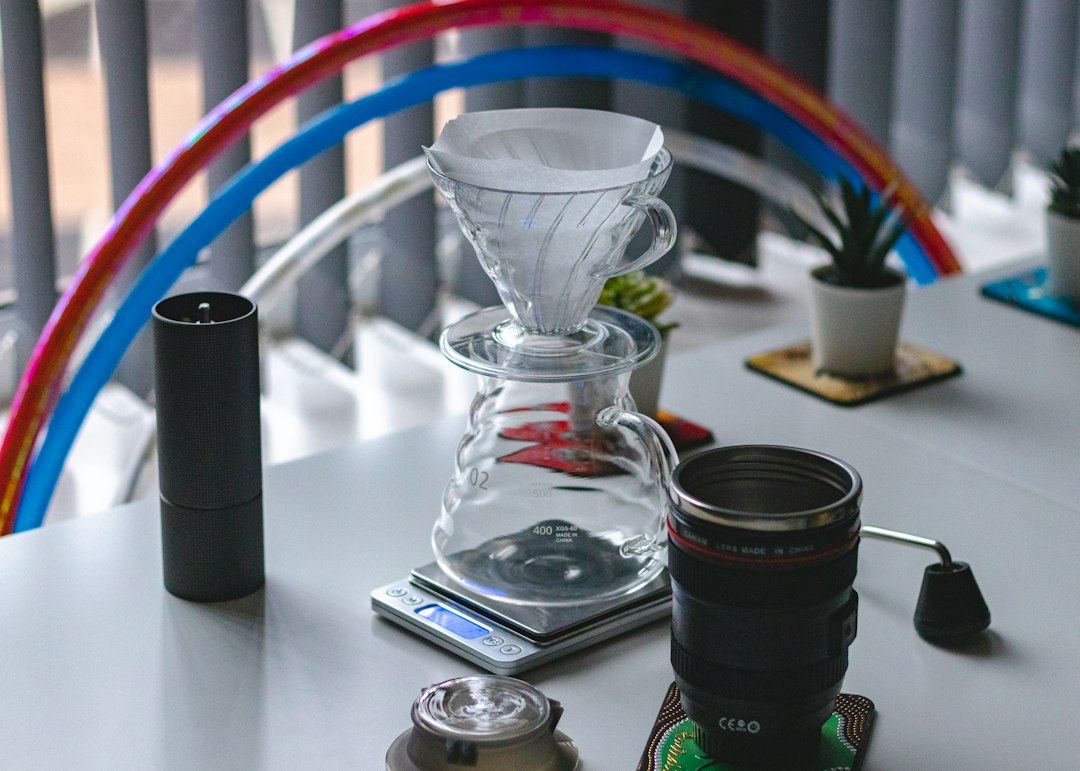 Filterkaffee wird von Hand aufgebrüht, Kaffee tropft durch einen Handfilter