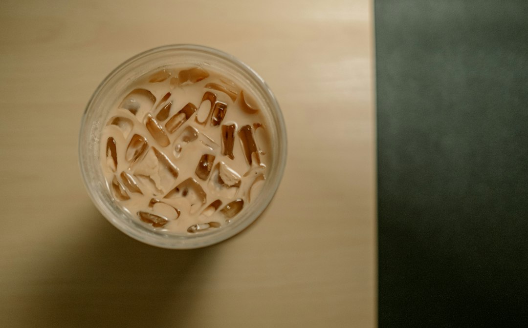 Iced Latte mit Milch und Eis im Glas