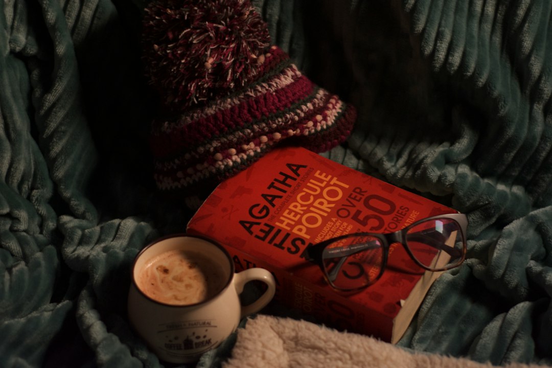 Tasse Kaffee beim Lesen am späten Abend
