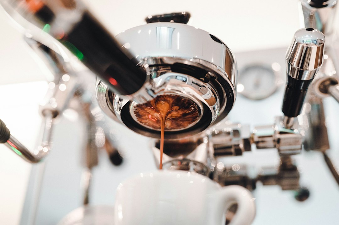 Kaffee in einem Becher aus klarem Glas