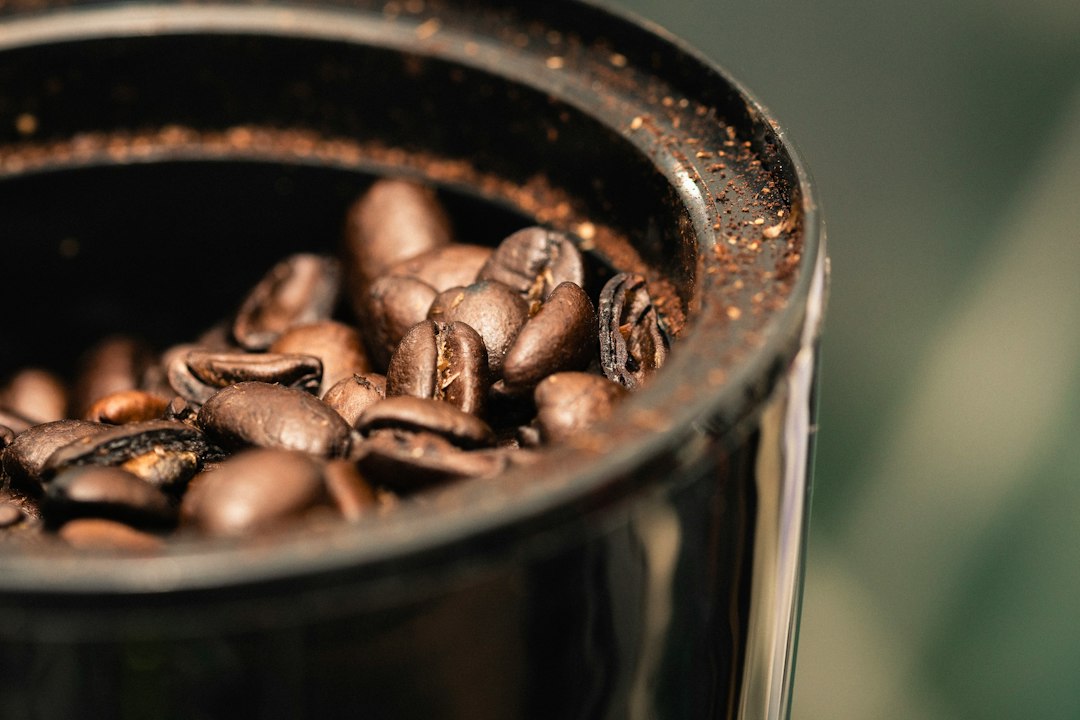 Kaffee wird in einer Mühle gemahlen