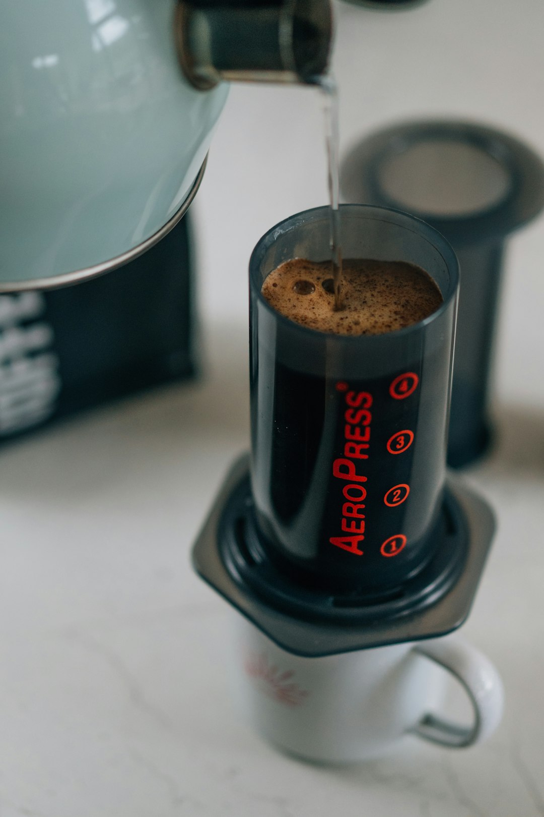 Kaffee wird mit der AeroPress zubereitet
