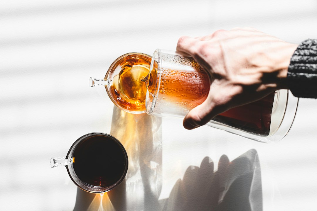 Kaffee wird in ein Glas gegossen