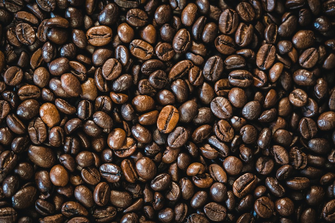 Braune Kaffeebohnen auf einem Holztisch