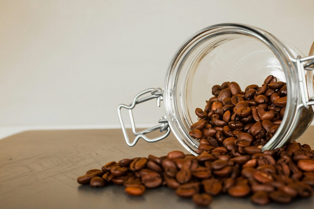 Braune Kaffeebohnen in einem Glasgefäß