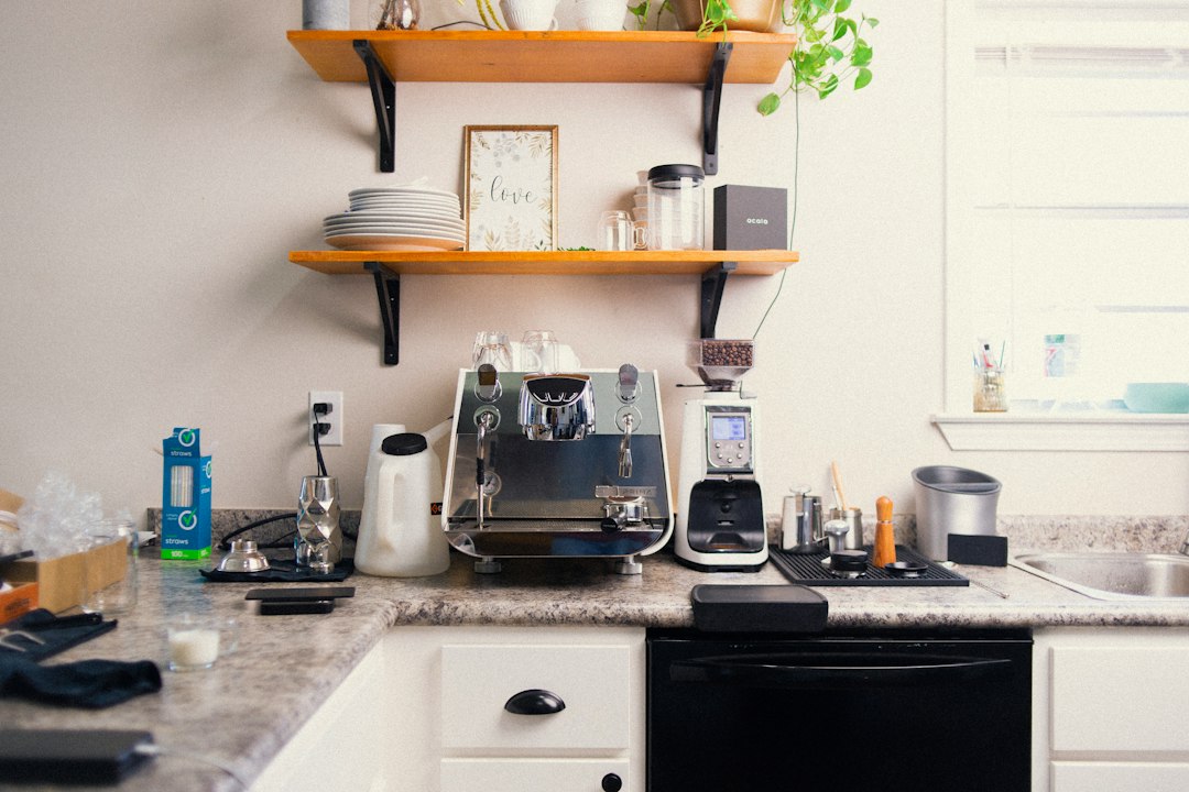 Küchenarbeitsplatte mit Kaffeemaschine und weiteren Küchenutensilien