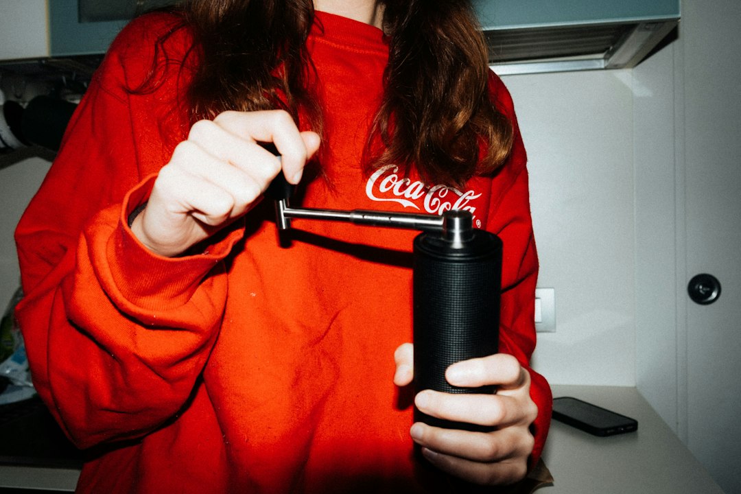 Eine Hand hält eine Kaffeemühle