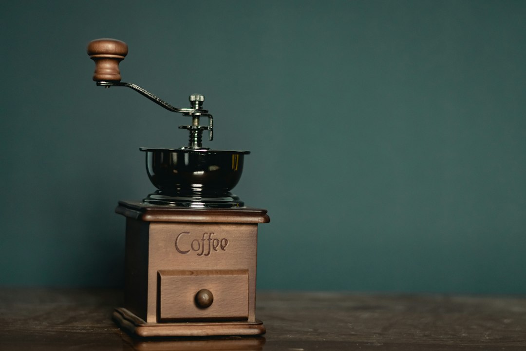 Kaffeemühle mit Kaffeebohnen auf der Küchenarbeitsfläche
