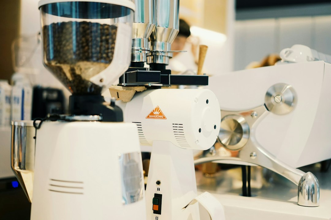 Kaffeemühlen und eine Espressomaschine in einem Café