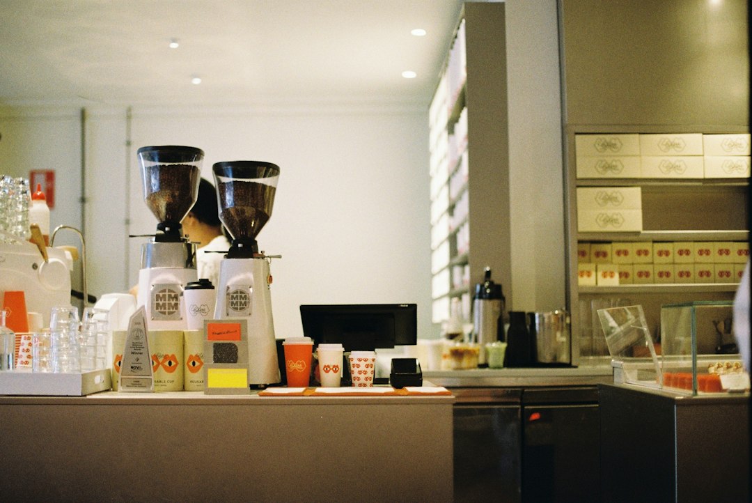 Kaffeemühlen und Tassen auf dem Tresen eines Cafés