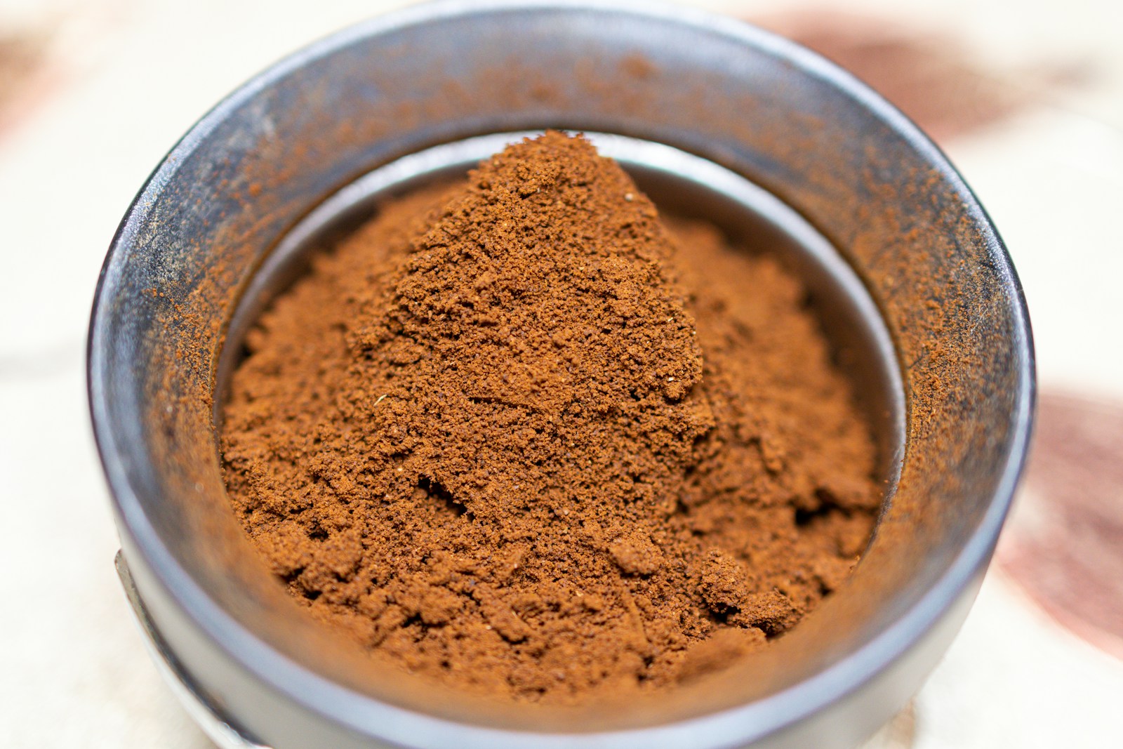 Gemahlener Kaffee im Sieb eines Siebträgers vor dem Verteilen und Tampen