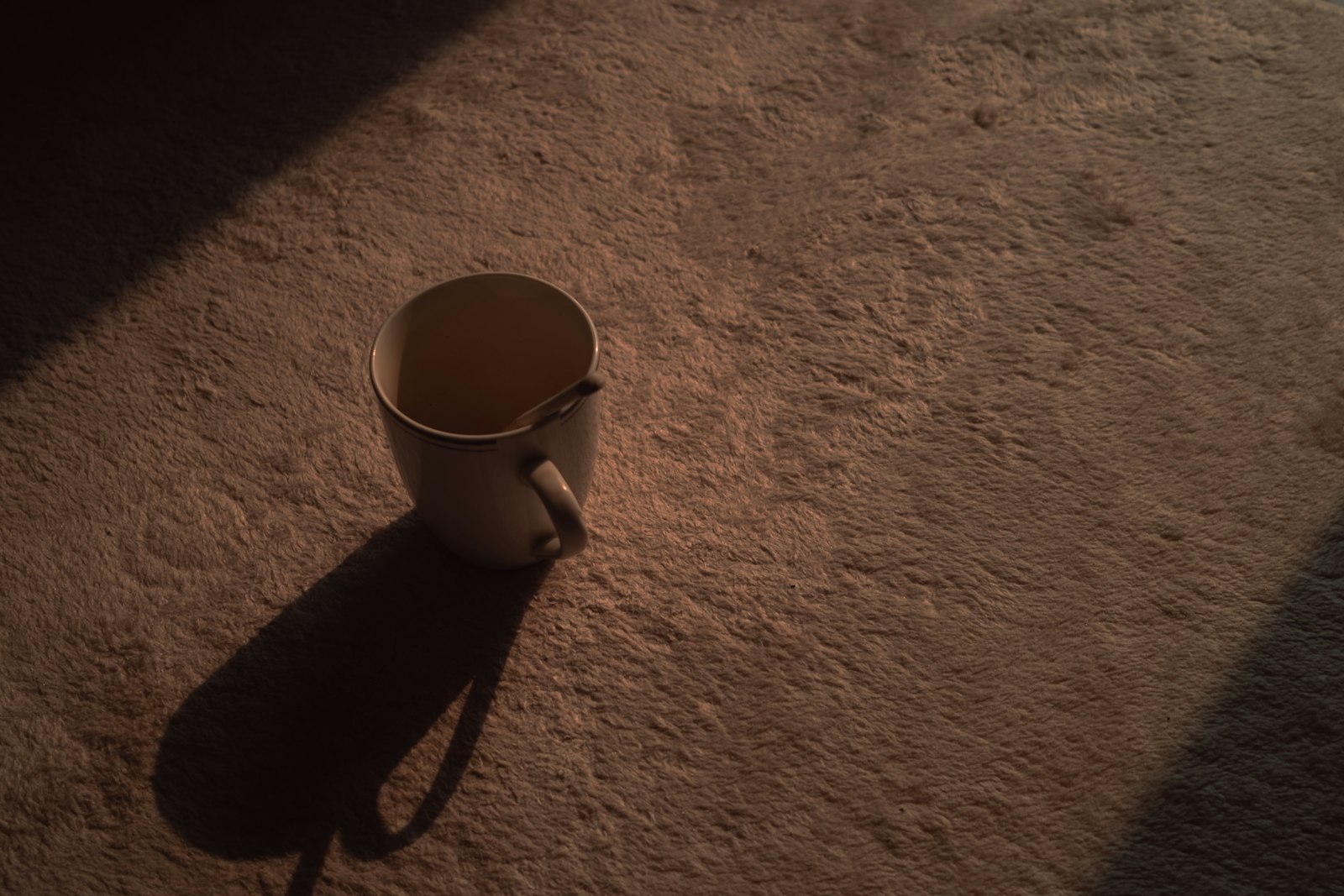Tasse Kaffee im Nachmittagslicht