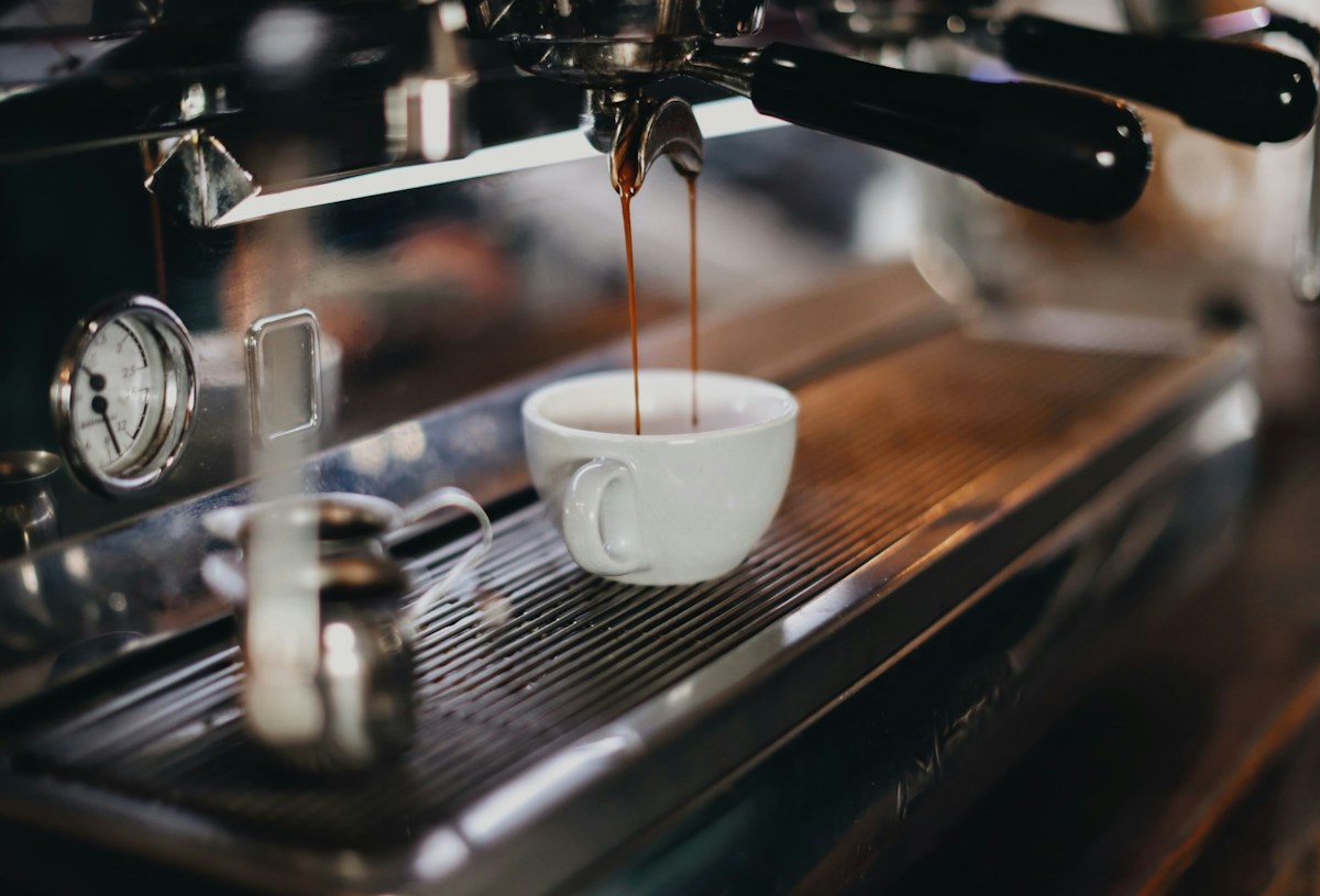 Kaffeetasse auf einem Cafétisch